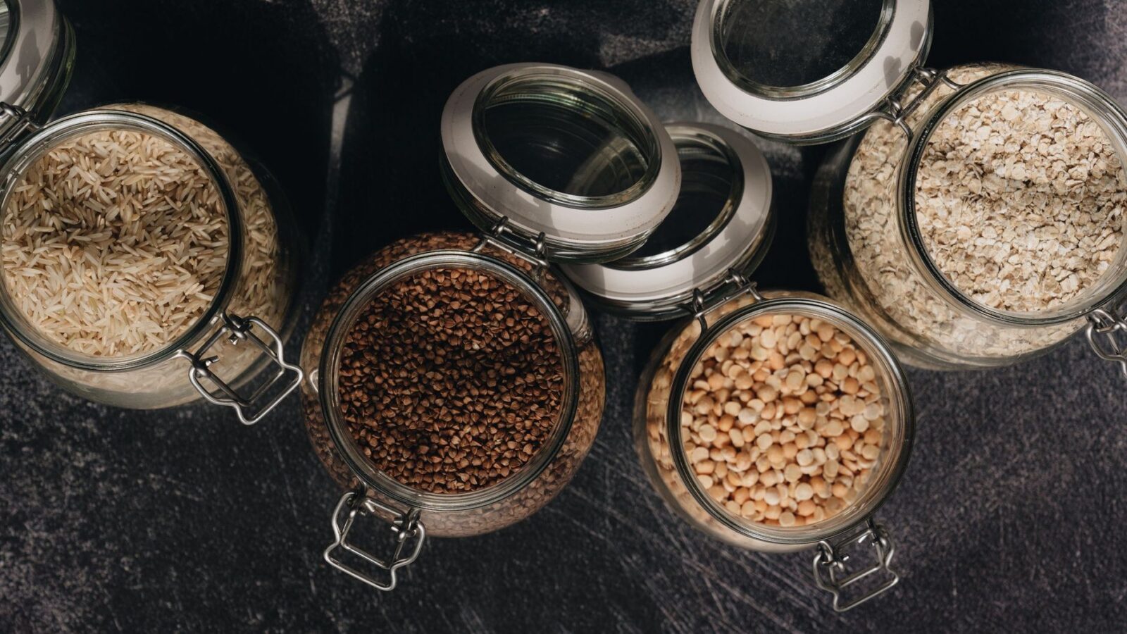 Стеклянные банки с рисом, гречкой, горохом и овсяными хлопьями