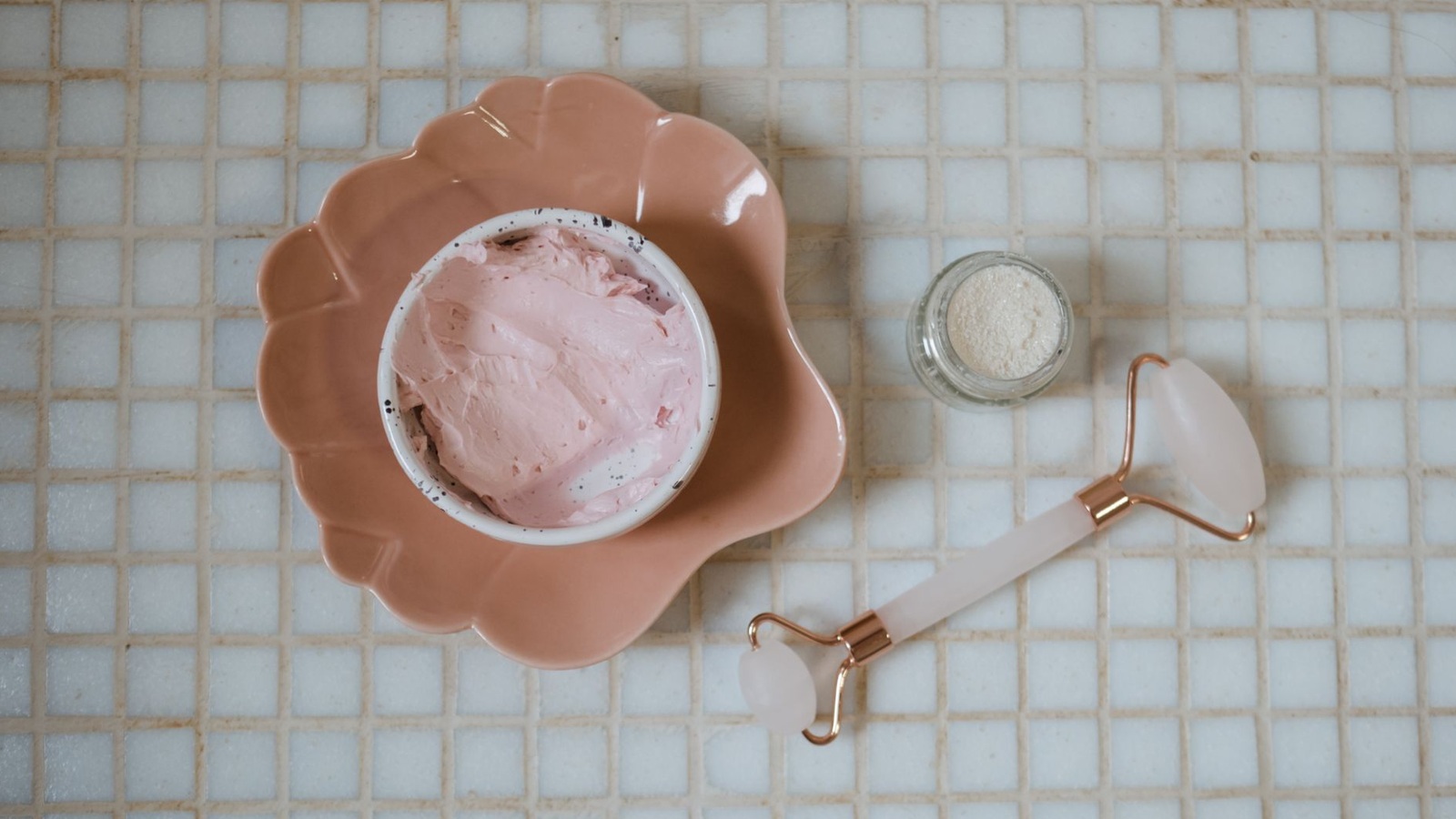 Розовая косметическая масса, порошок и роллер