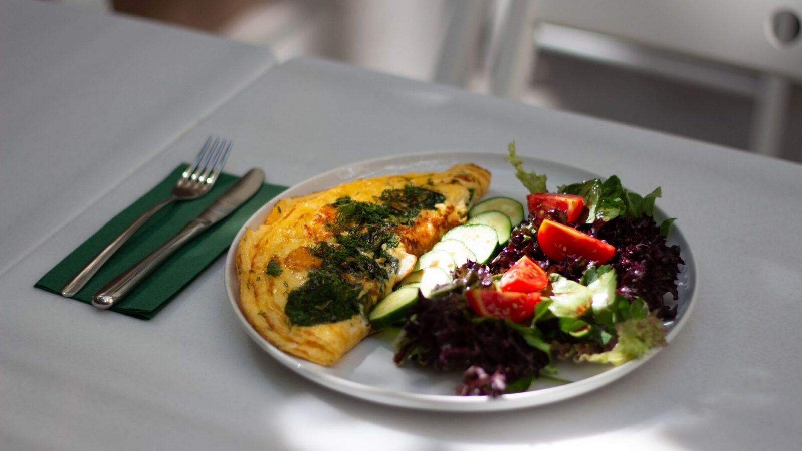 Омлет и салат на тарелке