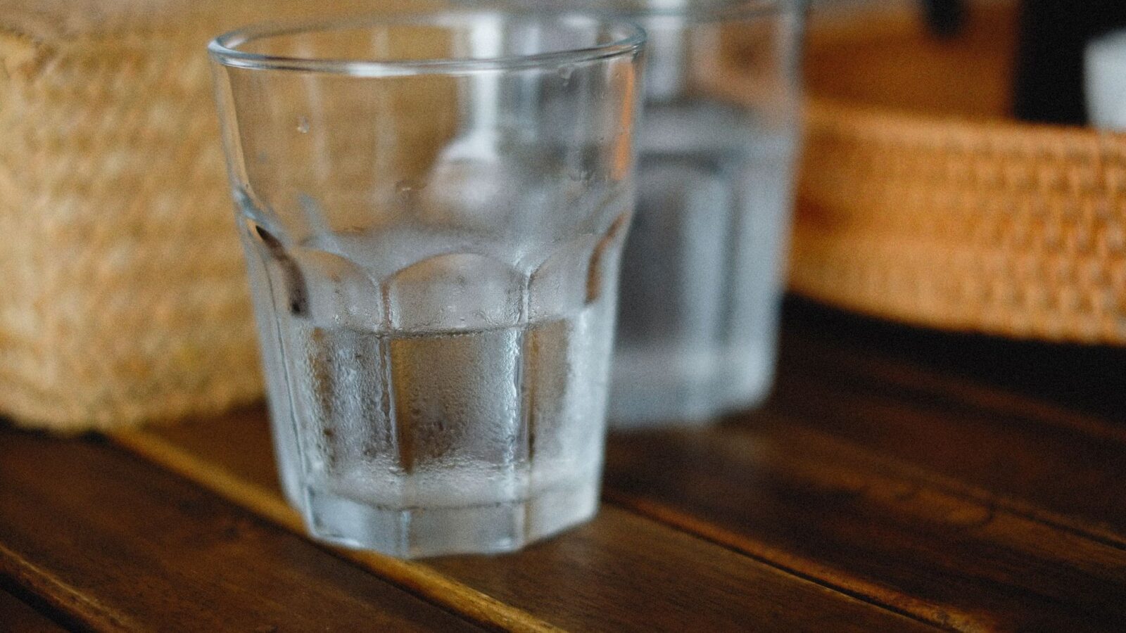 Стакан воды на деревянном столе